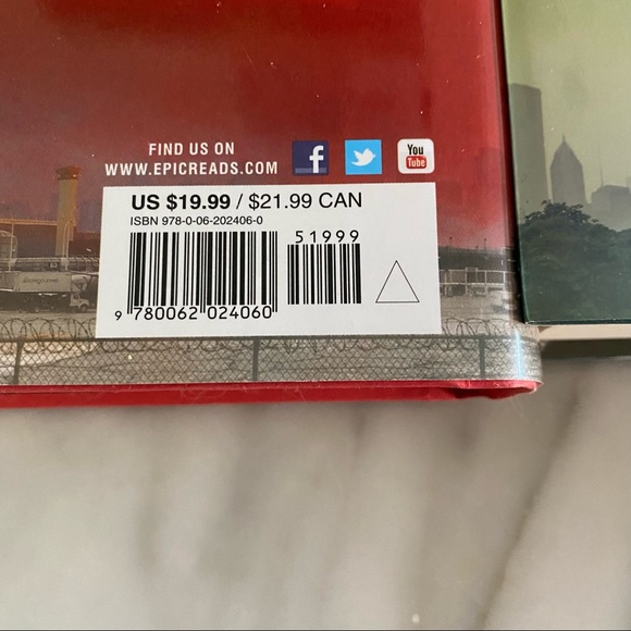 Veronica Roth’s book collection - Picture 4 of 13